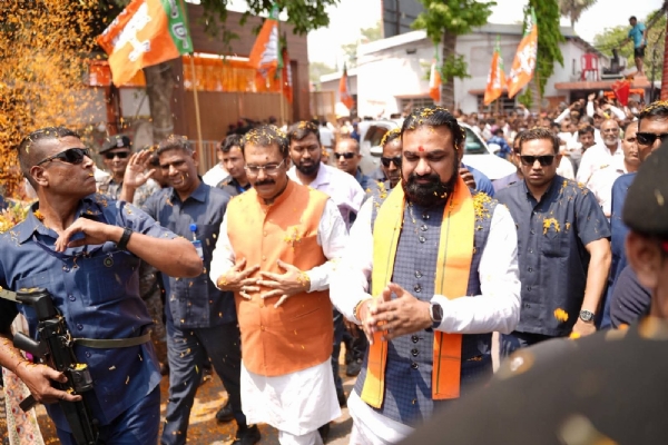 بی جے پی کے ریاستی دفتر میں وزیر اعلیٰ سمراٹ چودھری کا استقبال، ریاستی صدر اور پارٹی کارکنوں نے انہیں مبارکباد دی