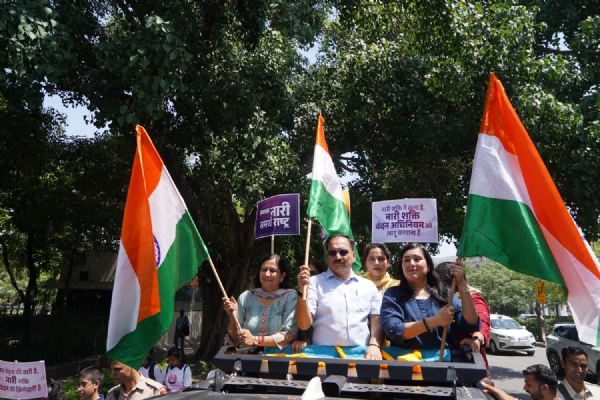 دہلی بی جے پی نے ناری شکتی وندن بل کی حمایت میں خواتین کی بائیک ریلی کا انعقاد کیا