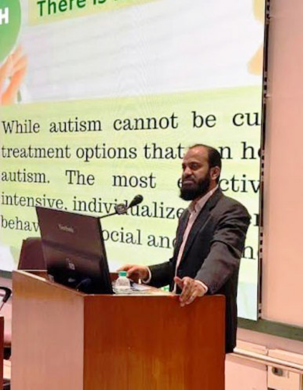 ڈاکٹر ریاض الدین لیکچر دیتے ہوئے