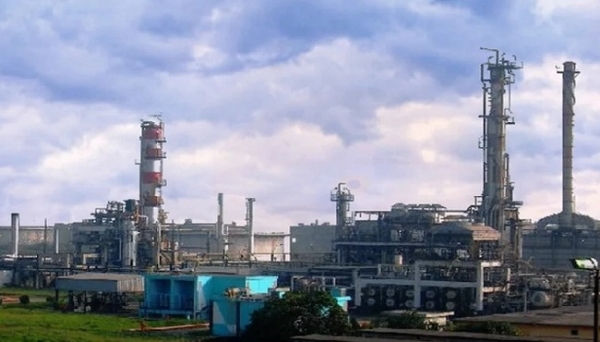 بنگلہ دیش کی واحد سرکاری تیل ریفائنری ایسٹرن ریفائنری لمیٹڈ چٹاگانگ (اب چٹوگرام میں ہے)۔ فوٹو: ڈھاکہ ٹریبیون