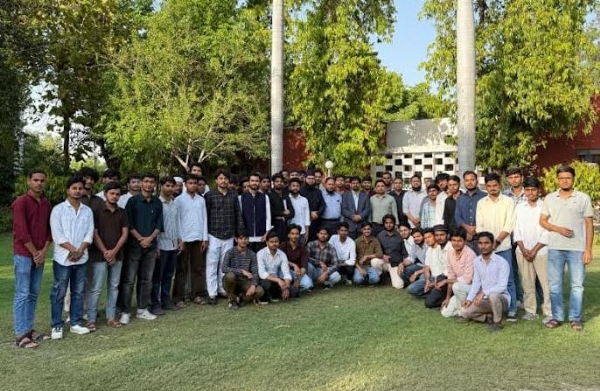 ہال میں تقریب میں موجود طلبا