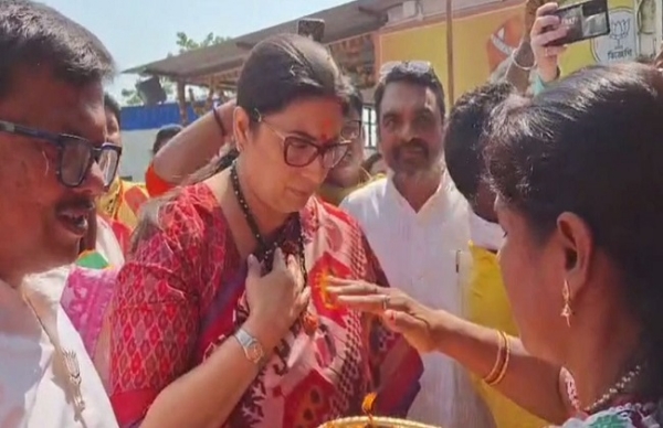 سابق مرکزی وزیر اسمرتی ایرانی ہگلی میں اپنا روڈ شو درمیان میں چھوڑ کر واپس آگئیں