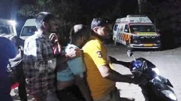 اسکوٹی پر لاش لیکر جاتے ہوئے رشتہ دار
