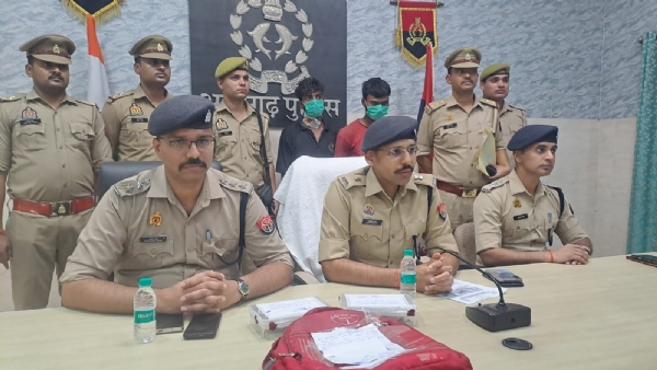 پریس کانفرنس کرتے ہوئے