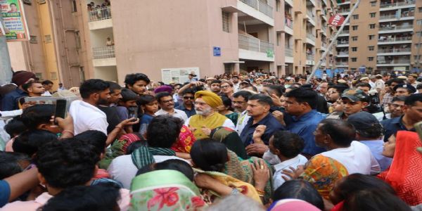 لیفٹیننٹ گورنر نے جیلور والا باغ میں ڈی ڈی اے اپارٹمنٹس کا دورہ کیا۔