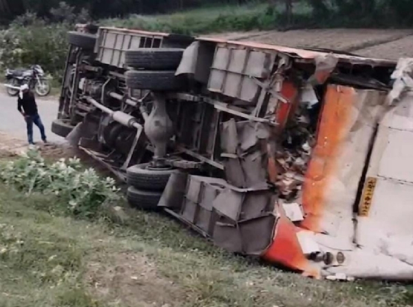 سپول میں بس اور ٹرک میں ٹکر، 24 سے زیادہ مسافر زخمی، آٹھ کی حالت نازک سپول میں بس اور ٹرک میں ٹکر، 24 سے زیادہ مسافر زخمی، آٹھ کی حالت نازک