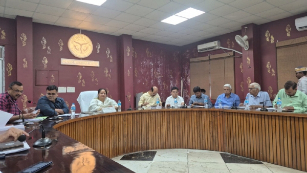 کمنشر میٹنگ کرتے وہئے