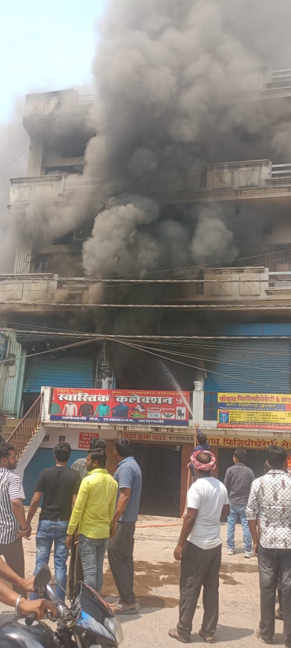 - لوگوں کو چھت سے سیڑھی سے بحفاظت نکالا گیا تھا