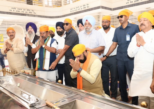 وزیر اعلیٰ نے تخت سری ہرمندر جی  میں کی پوجا، ریاست کی خوشی، امن اور خوشحالی کے لیے دعا کی