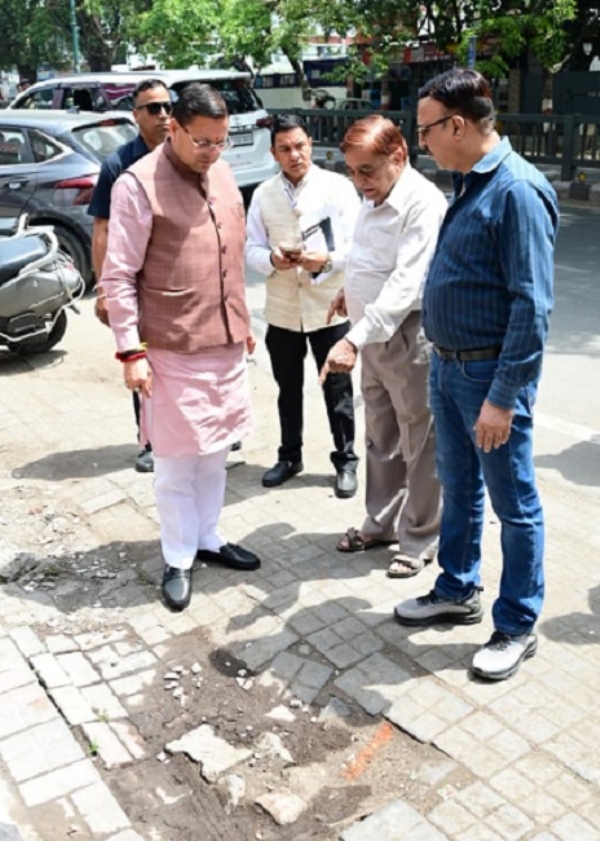 وزیراعلیٰ دھامی نے موقع پر پہنچ کر سی ایم ہیلپ لائن کی شکایت کا جائزہ لیا اور فٹ پاتھ کا معائنہ کیا