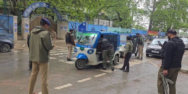 جموں و کشمیر کے لیفٹیننٹ گورنر کے حکم کے بعد پولیس نے کیا گاندربل میں آپریشن تیز، جگہ جگہ پر ناکے بٹھا کر ہر ایک کی لی جارہی ہے تلاشی