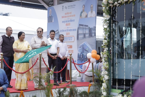 دہلی کی وزیر اعلیٰ نے 200 نئی الیکٹرک بسوں کو جھنڈی دکھائی