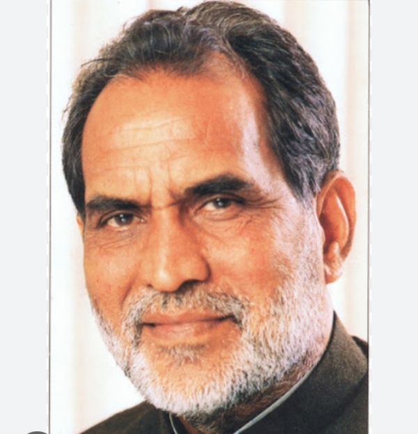 نائب صدر، لوک سبھا اسپیکر، اور مرکزی وزراء نے چندر شیکھر کو ان کے یوم پیدائش پر خراج عقیدت پیش کیا، ان کی سادگی اور اصولی سیاست کو یاد کیا