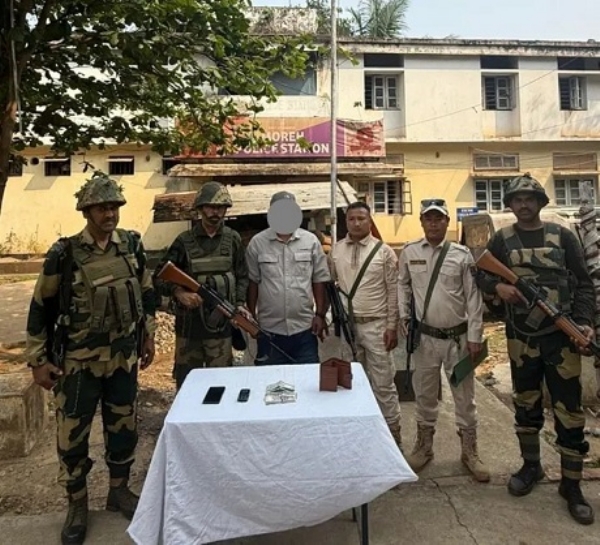 منی پور-میانمار سرحد کے پاس گرفتار کے وائی کے ایل عسکریت پسند اور ضبط شدہ نقدی و موبائل کی تصویر