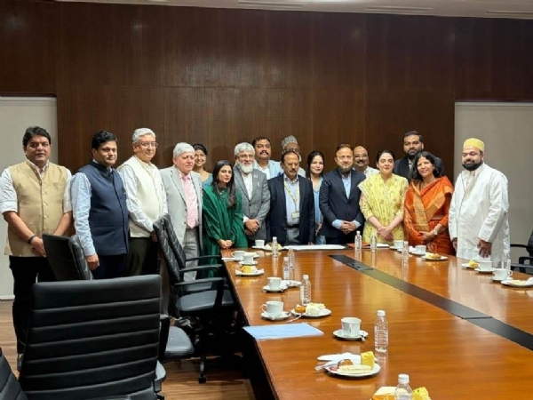 وفد ملاقات کرتا ہوا