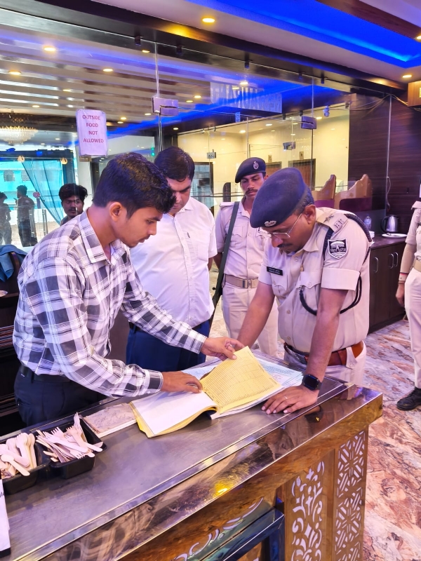 ضلع میں سخت چیکنگ مہم شروع،ہوٹل ۔ لاج سے لے کر بازاروں تک پولیس کی سخت نگرانی