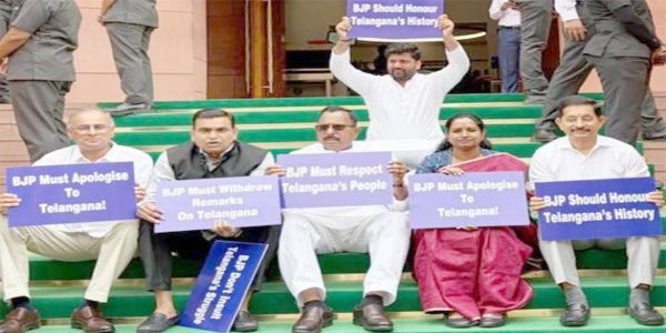 پارلیمنٹ کے احاطہ میں تلنگانہ کے کانگریس اراکین کا احتجاج
