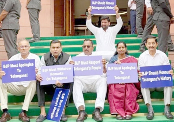 پارلیمنٹ کے احاطہ میں تلنگانہ کانگریس ارکان کا احتجاج