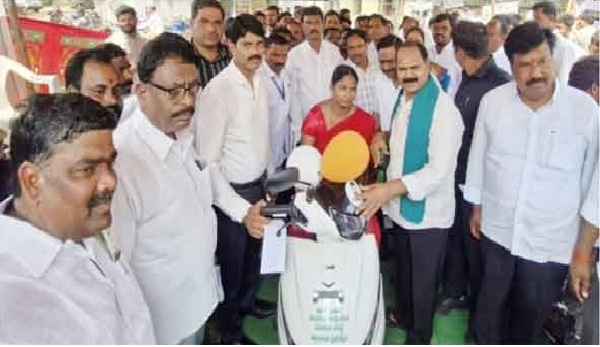 معذورین میں مفت موٹر گاڑیوں کی تقسیم