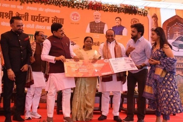 بھوپال-چندیری-اورچھا ہیلی کاپٹر یاترا کے آغاز کے موقع پر مسافروں کو بورڈنگ پاس دیتے ہوئے وزیر اعلیٰ