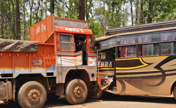 بس اور ٹرک میں تصادم، 17 مسافر زخمی ، تین شدید زخمی