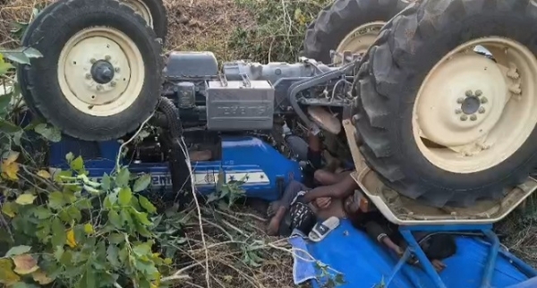 حادثے کے بعد ٹریکٹر پلٹ گیا
