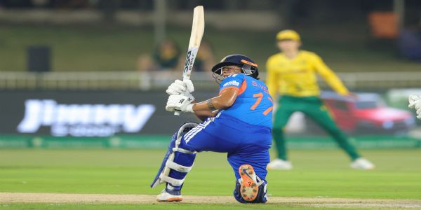 شفالی ورما 100 ٹی ٹوئنٹی انٹرنیشنل میچ کھیلنے والی پانچویں ہندوستانی خاتون بن گئیں۔