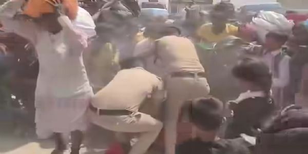 گجرات کے ادھنا ریلوے اسٹیشن پر مسافروں کے شدید رش کے باعث صورتحال بے قابو ، پولیس نے کیا لاٹھی چارج۔