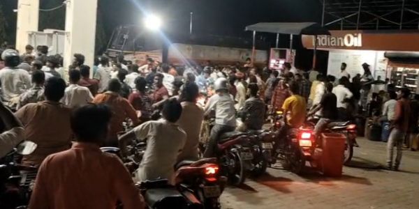 اتر پردیش کے بہرائچ میں ایندھن کی قلت سے پیٹرول پمپوں پر زبردست بھیڑ، کسان اور تاجر پریشان