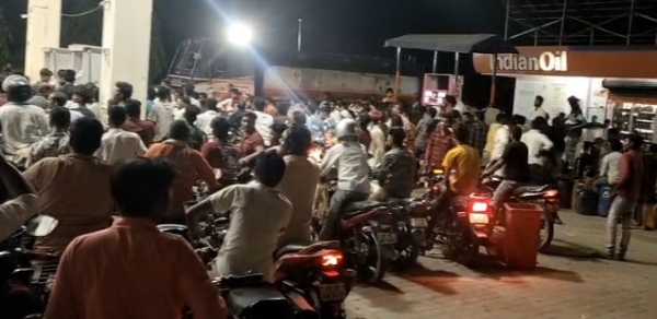 اتر پردیش کے بہرائچ میں ایندھن کی قلت سے پیٹرول پمپوں پر زبردست بھیڑ، کسان اور تاجر پریشان