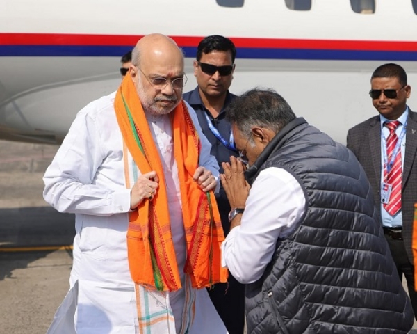 امت شاہ کا استقبال کرتے بی جے پی لیڈر۔