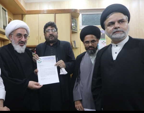 ایرانی رہنما کو خط سپرد کرتے ہوئے آل انڈیا کے لوگ