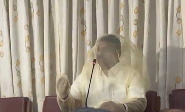 مچھروں کی بھرمار پر ہنگامہ، مچھر دانی پہن کر ایم ایل اے کا احتجاج