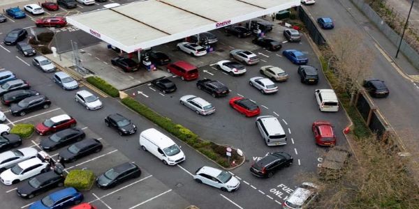 مشرق وسطیٰ میں جنگ، برطانیہ کے مختلف پیٹرول اسٹیشنوں پر گاڑیوں کی لمبی قطاریں