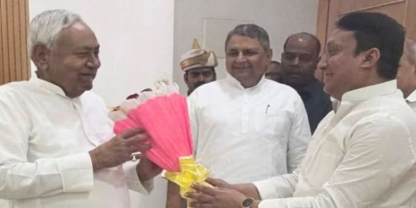 نتیش کمار سے ملنے پہنچے آر جے ڈی ایم ایل اے فیصل رحمان