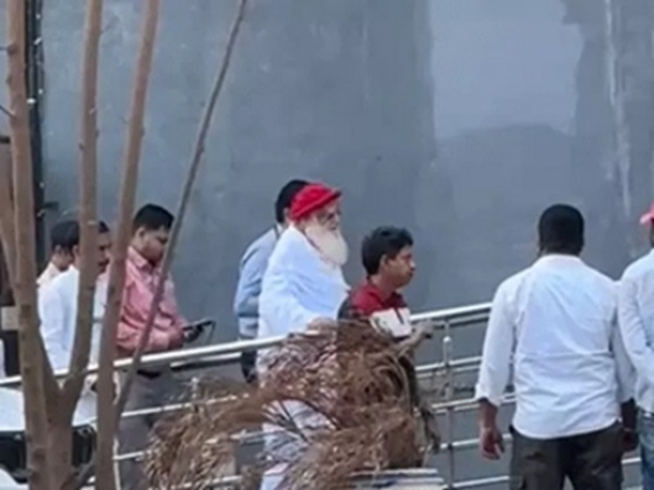 آسارام کو اسپتال کے اندر لے جاتے ہوئے