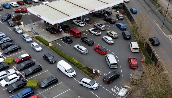 مشرق وسطیٰ میں جنگ، برطانیہ کے مختلف پیٹرول اسٹیشنوں پر گاڑیوں کی لمبی قطاریں