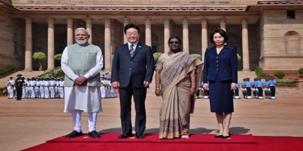 جنوبی کوریا کے صدر لی کا راشٹرپتی بھون میں رسمی استقبال، راج گھاٹ پر مہاتما گاندھی کو خراج عقیدت پیش کیا