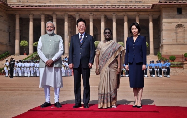 جنوبی کوریا کے صدر لی کا راشٹرپتی بھون میں رسمی استقبال، راج گھاٹ پر مہاتما گاندھی کو خراج عقیدت پیش کیا