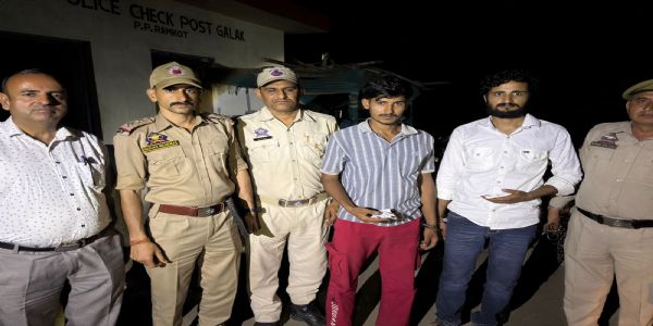 کٹھوعہ پولیس نے دو مبینہ منشیات فروشوں کو گرفتار کیا