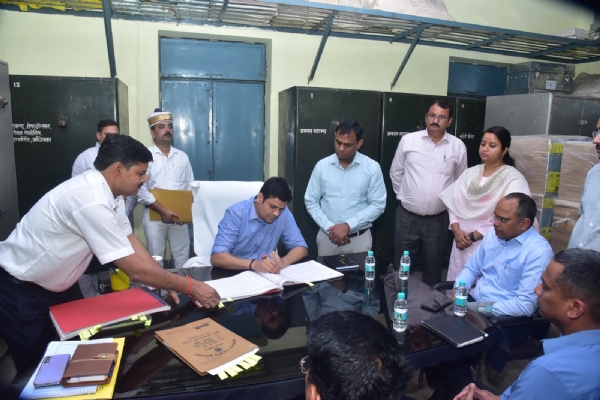 چارج لیتے ہوئے