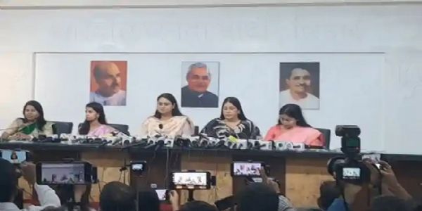 بی جے پی کی خواتین ایم ایل اے نے رکن پارلیمنٹ پپو یادو کے بیان پر ملک بھر کی خواتین سے معافی مانگنے کا مطالبہ کیا