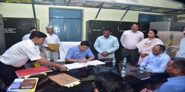 علی گڑھ ڈی ایم اویناش کمار نے سنبھالا عہدہ