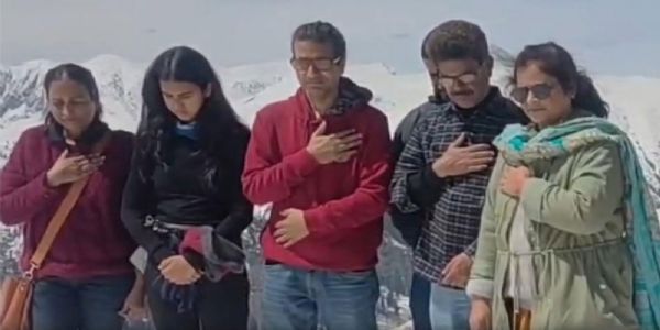 پہلگام حملے کی برسی پر سیاحوں نے شہدائ کو خراج عقیدت پیش کیا