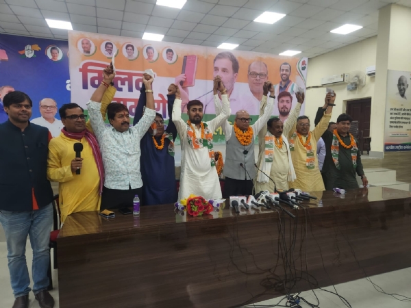 نوجوان کاروباری اور سماجی کارکن ڈاکٹر پلکت گرگ اپنے حامیوں کے ساتھ کانگریس میں شامل ہوئے