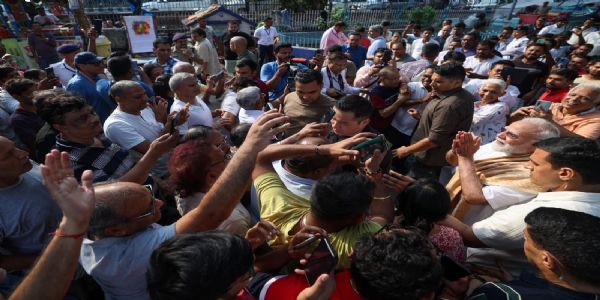 بنگال میں انتخابی ماحول کے درمیان وزیر اعظم مودی نے گنگا پر کشتی کی سواری کی اور کولکاتہ گھاٹ پر ایک شخص کو گلے لگایا