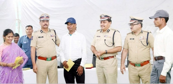 تلنگانہ میں 32 ماویسٹوں کی ہتھیارکے ساتھ پولیس کو حوالگی