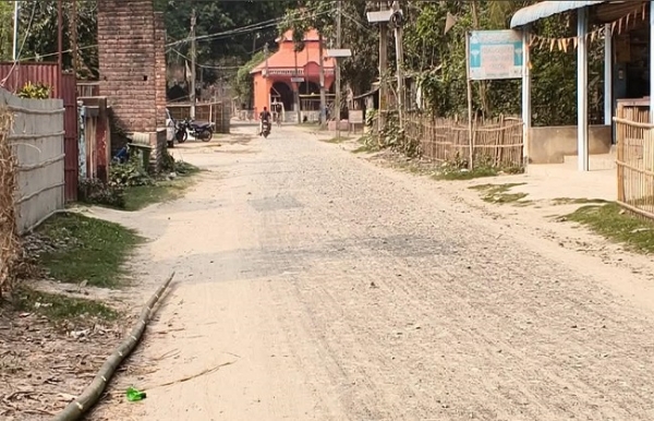 ویرپور میں زیر تعمیر سڑک  بنا مصیبت،  گردو غبار سے لوگ پریشان، سانس کی بیماریوں کا خطرہ بڑھا