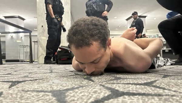 صدر ٹرمپ نے مشتبہ شخص کی فوٹو ٹروتھ سوشل پوسٹ میں دکھائی ہے۔ اس شخص کی شناخت ہو گئی ہے۔ امریکہ کے صدر ڈونالڈ ٹرمپ وائٹ ہاوس کے بریفنگ روم سے پریس کانفرنس سے خطاب کرتے ہوئے۔ فوٹو: فاکس نیوز ویڈیو اسنیپ شاٹ