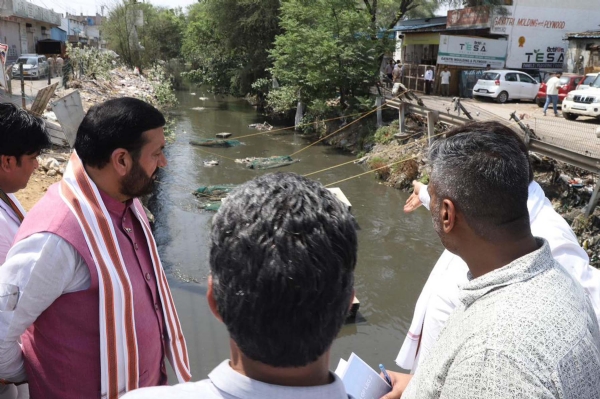 گروگرام: وزیر اعلیٰ نے اشوک وہار میں این ایچ-48، نالے پر صفائی کا معائنہ کیا